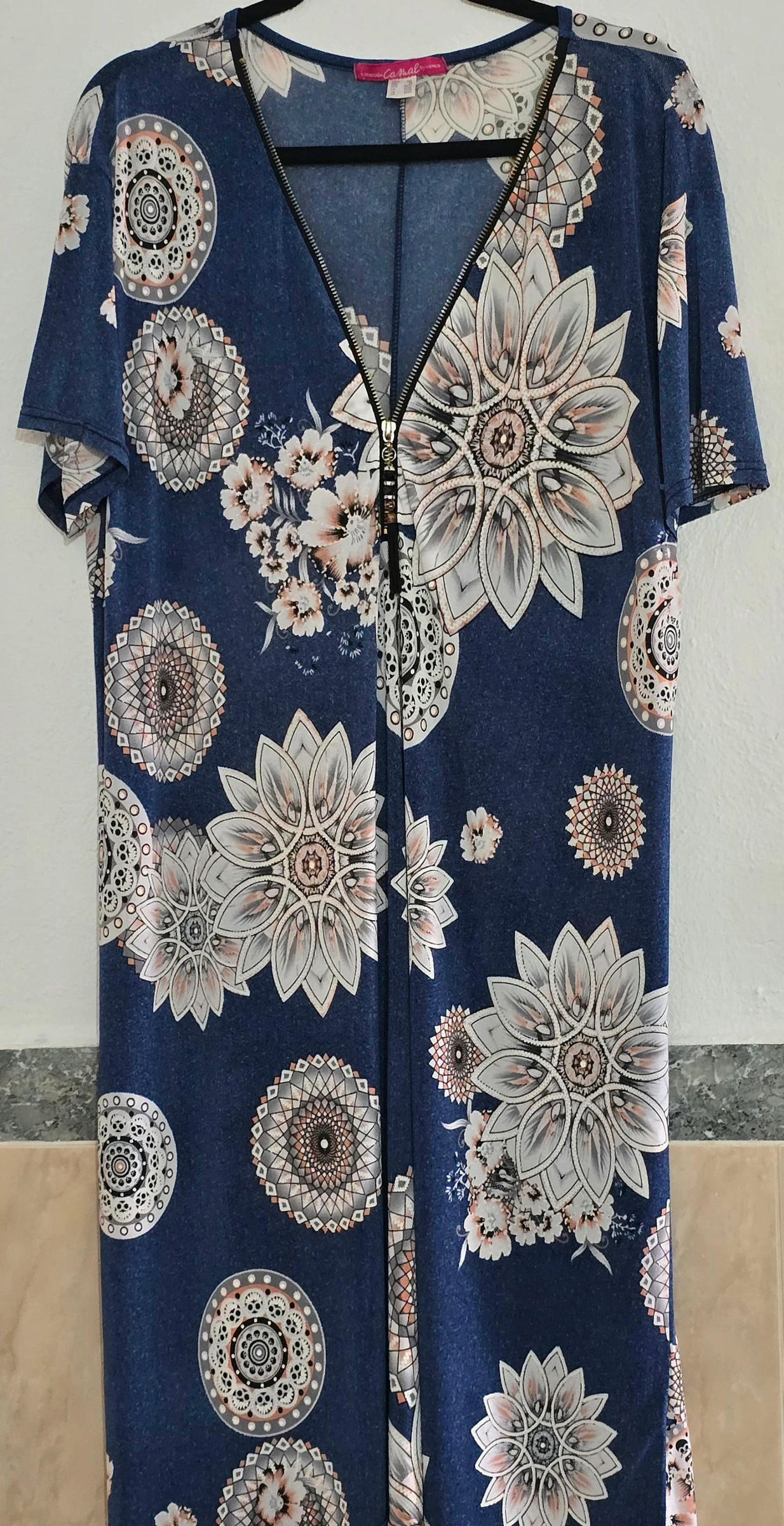 Vestido azul estampado con cremallera en el escote – photo 4